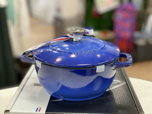 テーブルウェアの鍋