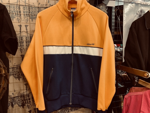 ジャケットのadidas