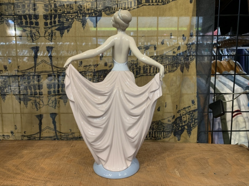 踊る少女のLLADRO
