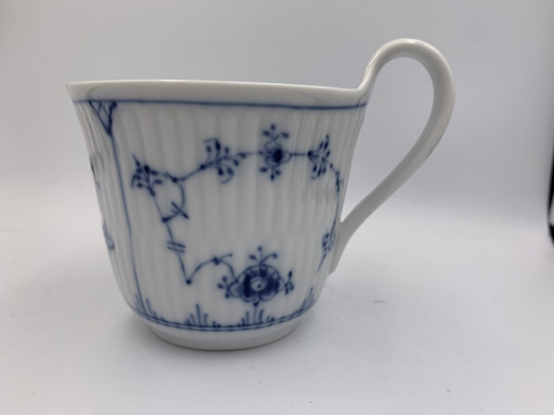 マグカップのブルーフルーテッド