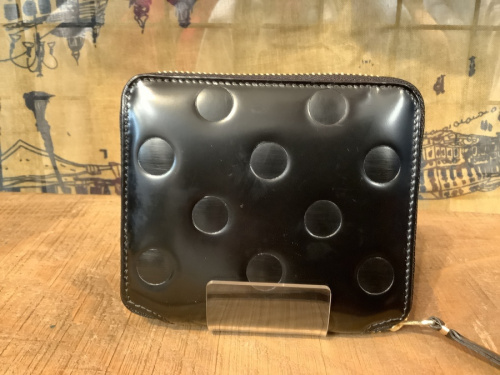 ラウンドジップウォレットのCOMME des GARCONS