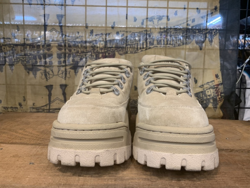 スウェードダッドスニーカーのEYTYS