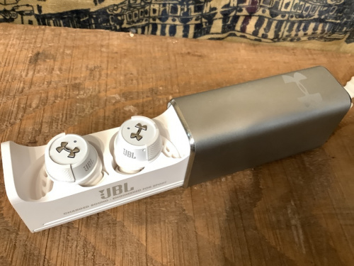 ワイヤレスイヤホンのUNDER ARMOUR