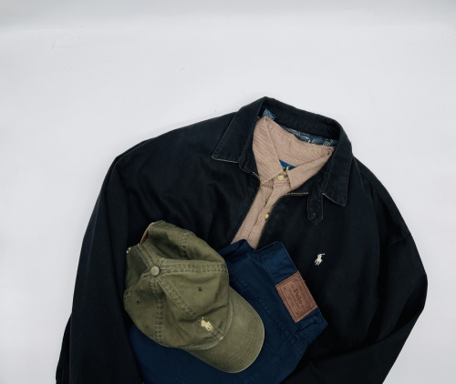 Tシャツのスニーカー