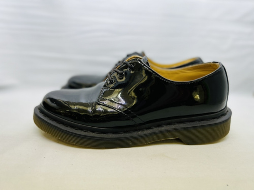 ３ホールのスニーカー