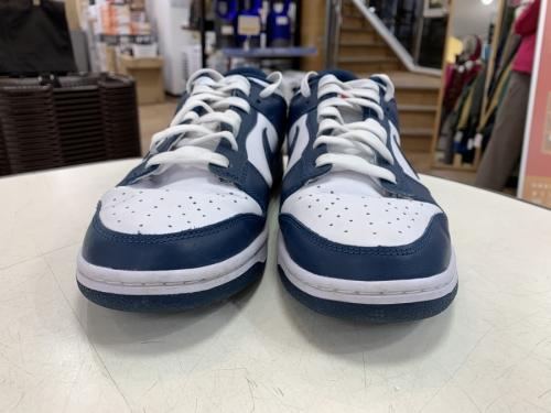 スニーカーのDUNK LOW