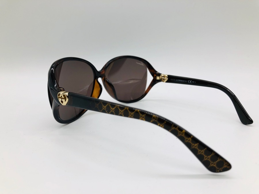 GUCCI(グッチ)』ブランドロゴがアクセントになるサングラス