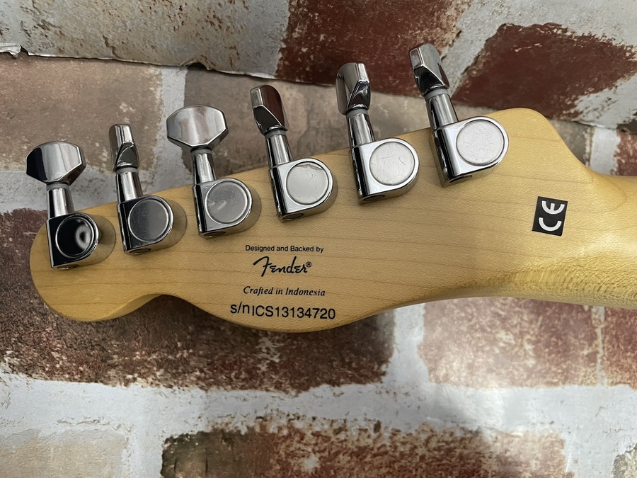 Squier 51 はオリジナリティ溢れすぎた不思議ギター - YouTube