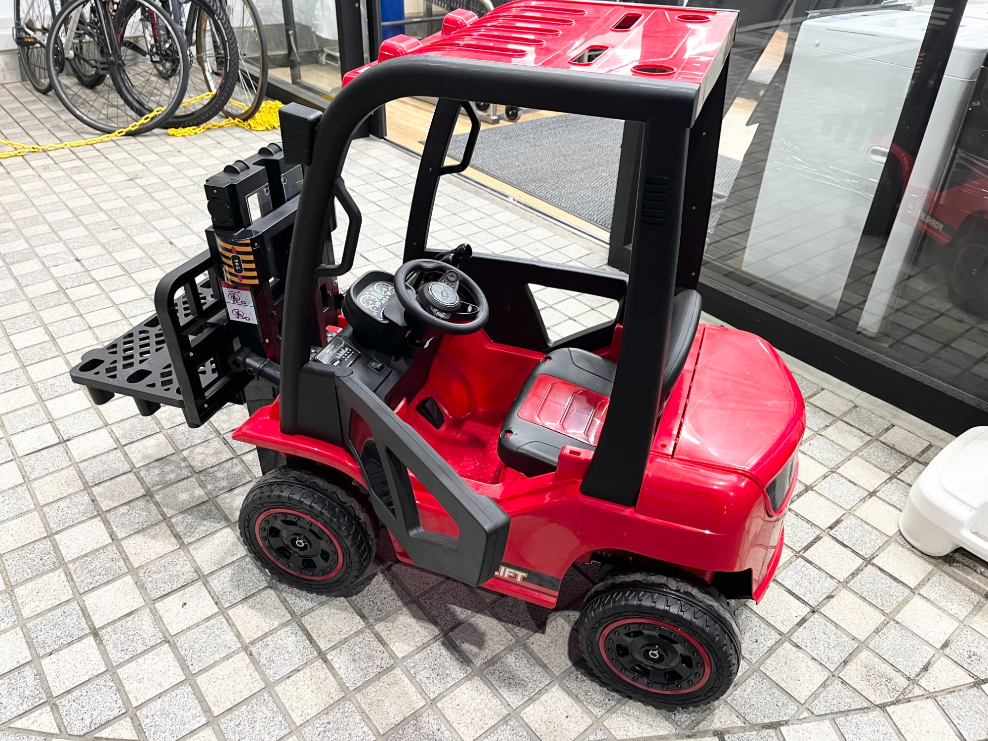 まるで本物!!?】フォークリフトの巨大なラジコンが入荷しま まるで本物!!?】フォークリフトの巨大なラジコンが入荷しま