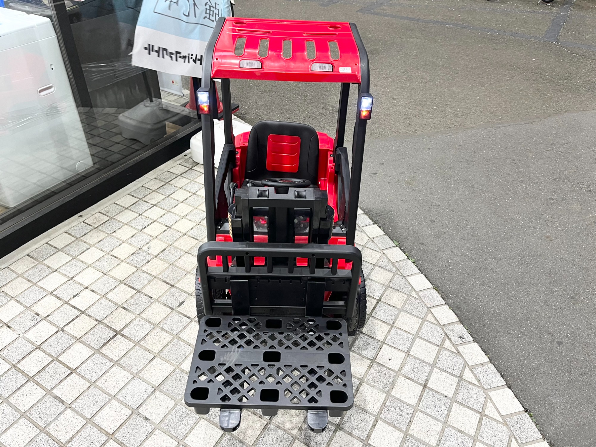 まるで本物!!?】フォークリフトの巨大なラジコンが入荷しま まるで本物!!?】フォークリフトの巨大なラジコンが入荷しま