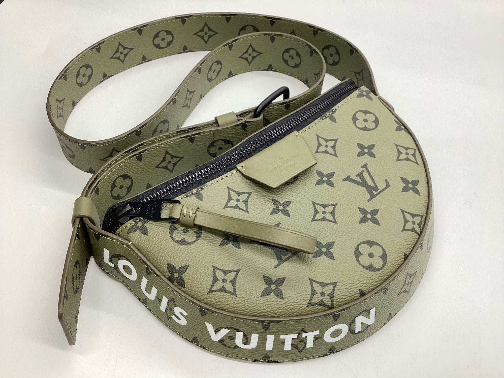 【LOUIS VUITTON】LV ムーン ショルダーバッグ クロスボディ Louis Vuitton【LVムーン・クロスボディ】ショルダーバッグ 人気