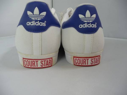 スニーカーのアディダス(adidas)
