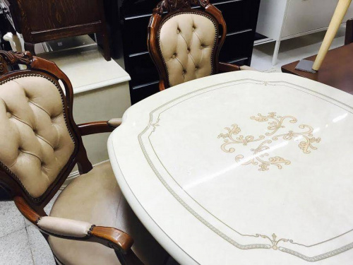 ダイニングセットのロココ調