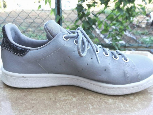 スニーカーのアディダス(adidas)