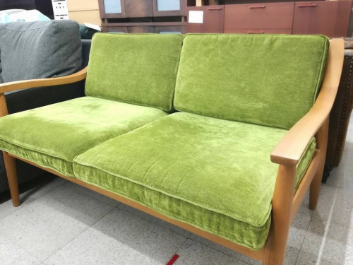 ソファーのCrash Gate