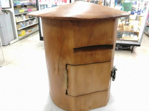 ポストの木彫り