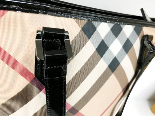 バーバリー(BURBERRY)のバッグ