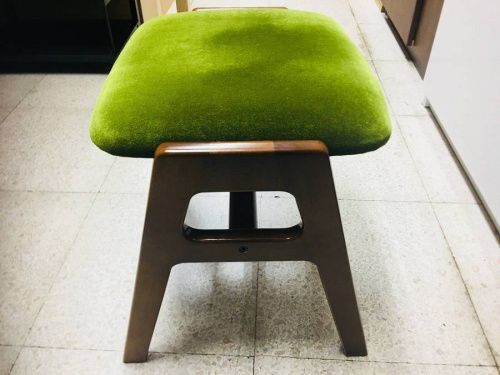 カリモク60のスツール