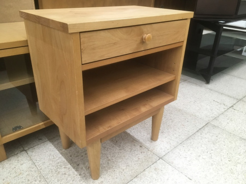 家具のテーブル