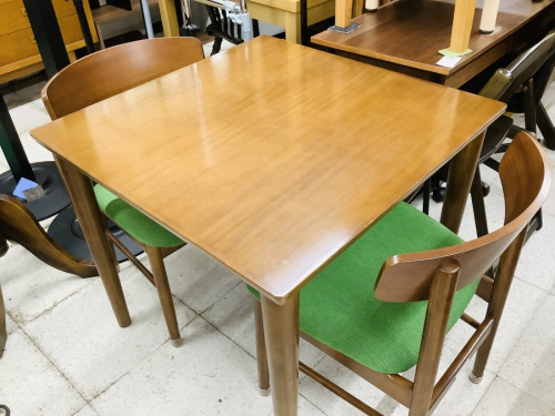 家具のテーブル