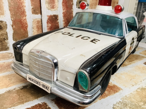 インテリアの置物　ブリキ