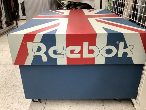リーボックのレトロ家具