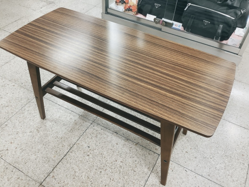 家具のテーブル
