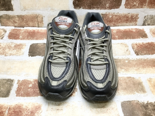 スニーカーのREEBOK