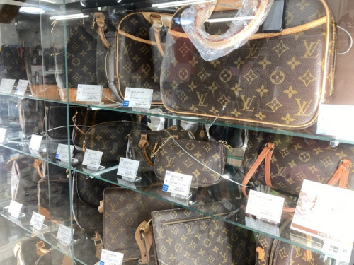 LOUIS VUITTONのポーチ