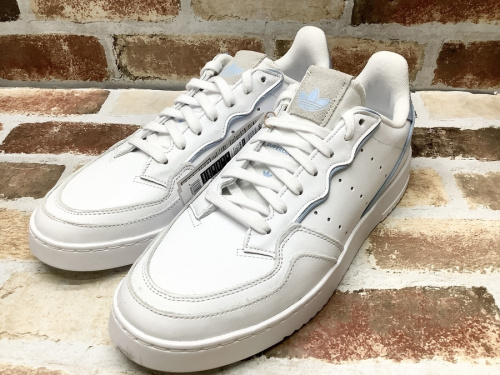 靴のスニーカー