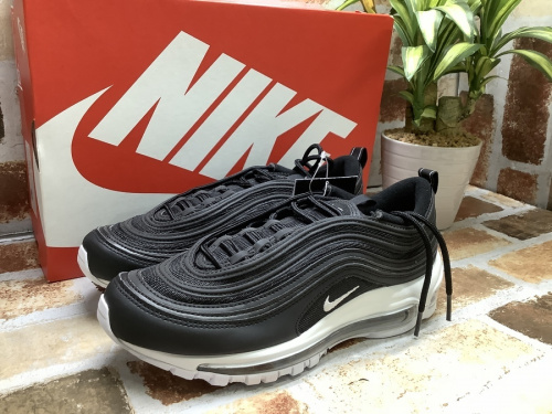 スニーカーのシューズ