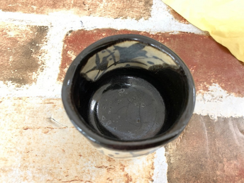 ぐい呑みの黒織部