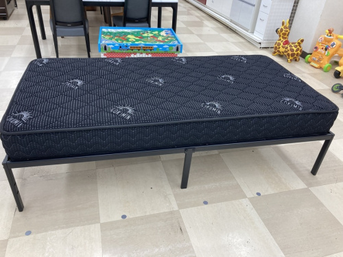 シングルベッドのジヌス
