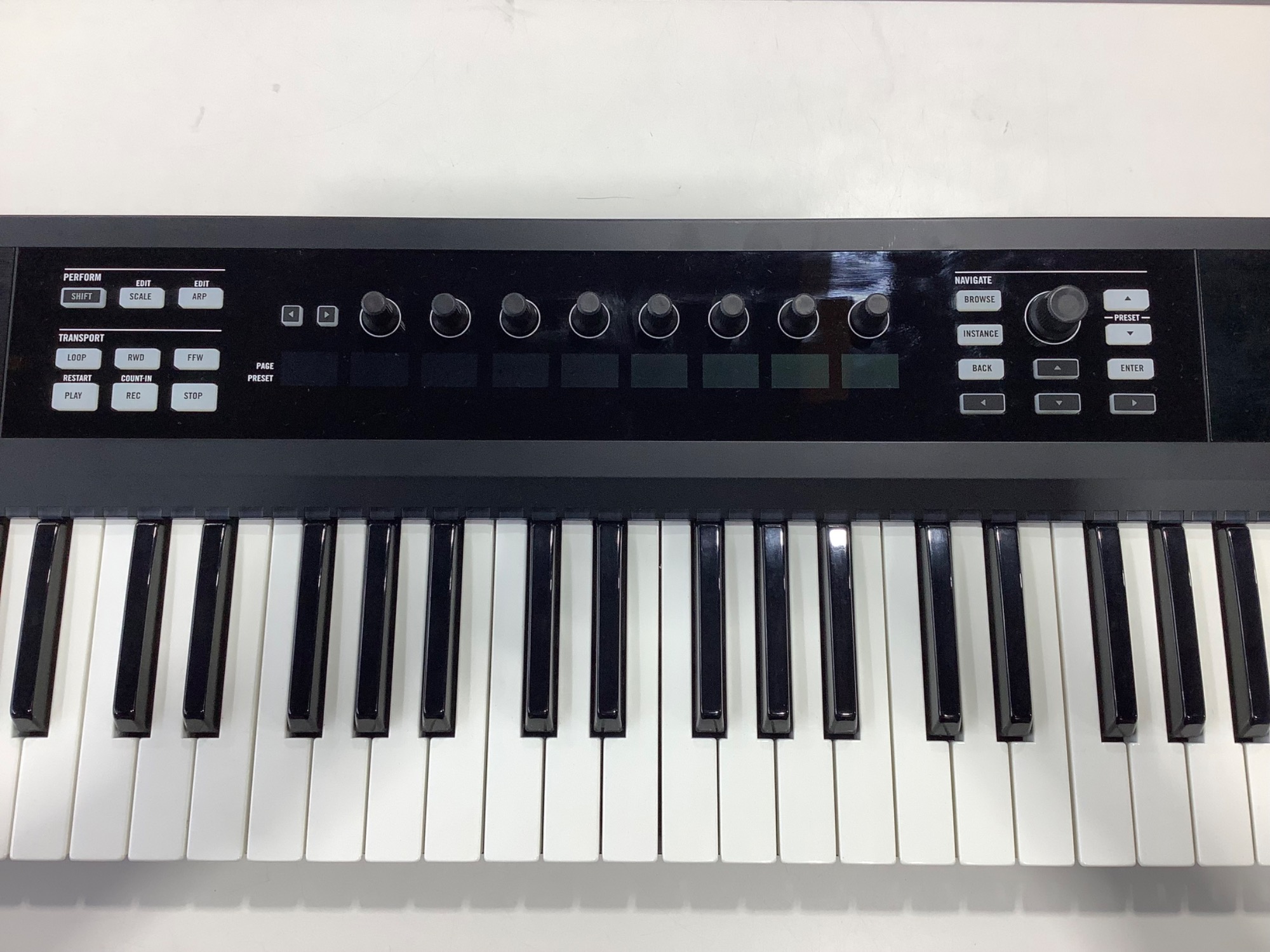 Native InstrumentsのMIDIキーボード