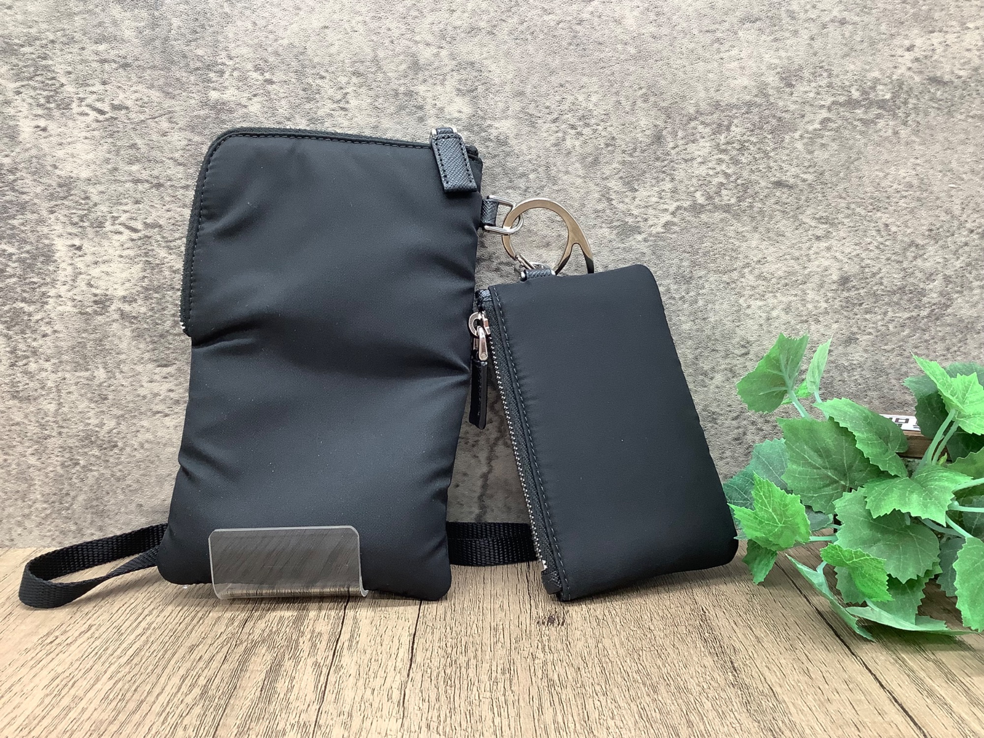 PRADA - PRADA スマートフォンショルダー　ポーチ付き PRADA ショルダーポーチ&スマートフォンケース が入荷しました