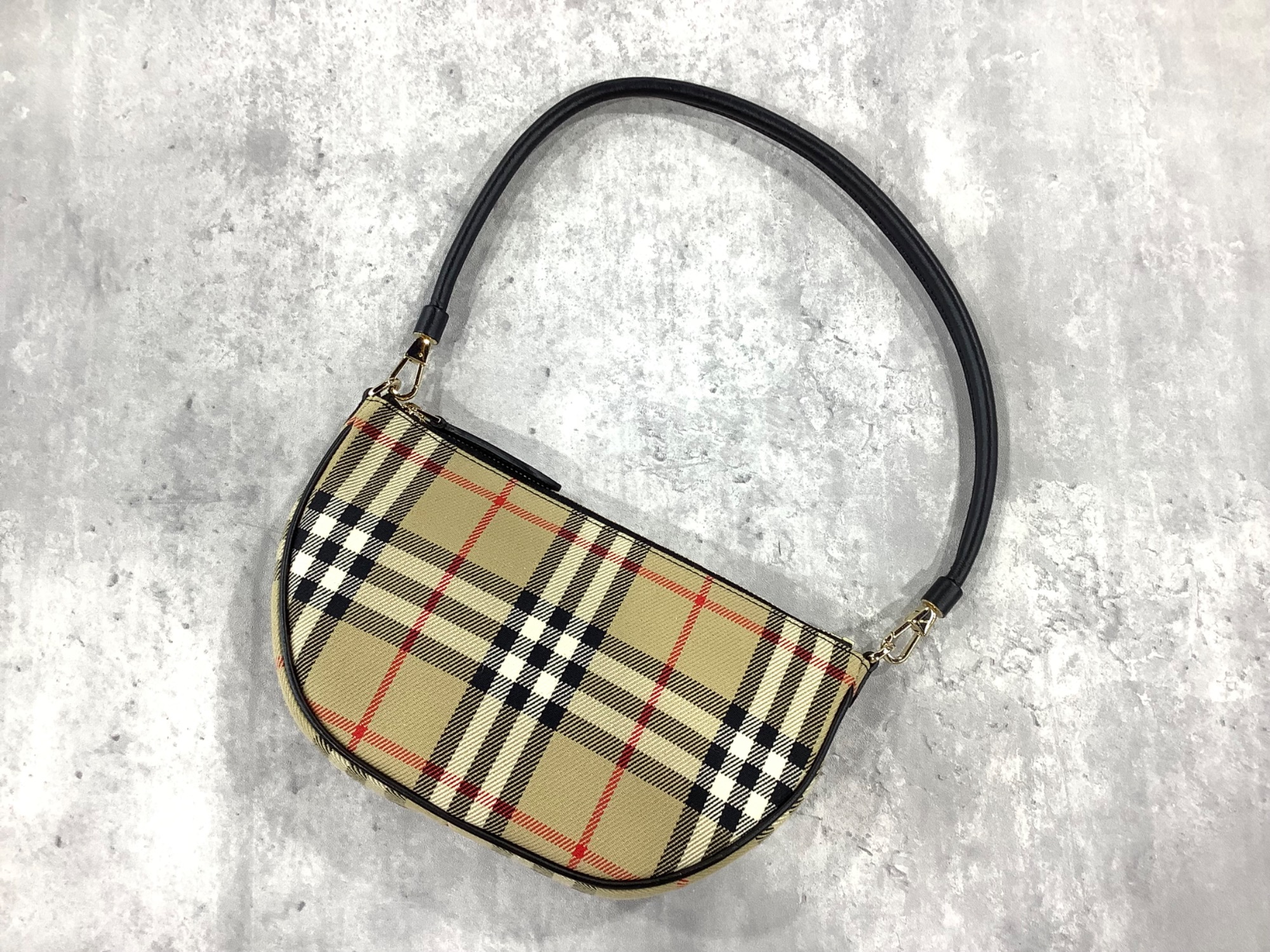Burberry ポーチ BURBERRY (バーバリー) オリンピアポーチ が入荷しました