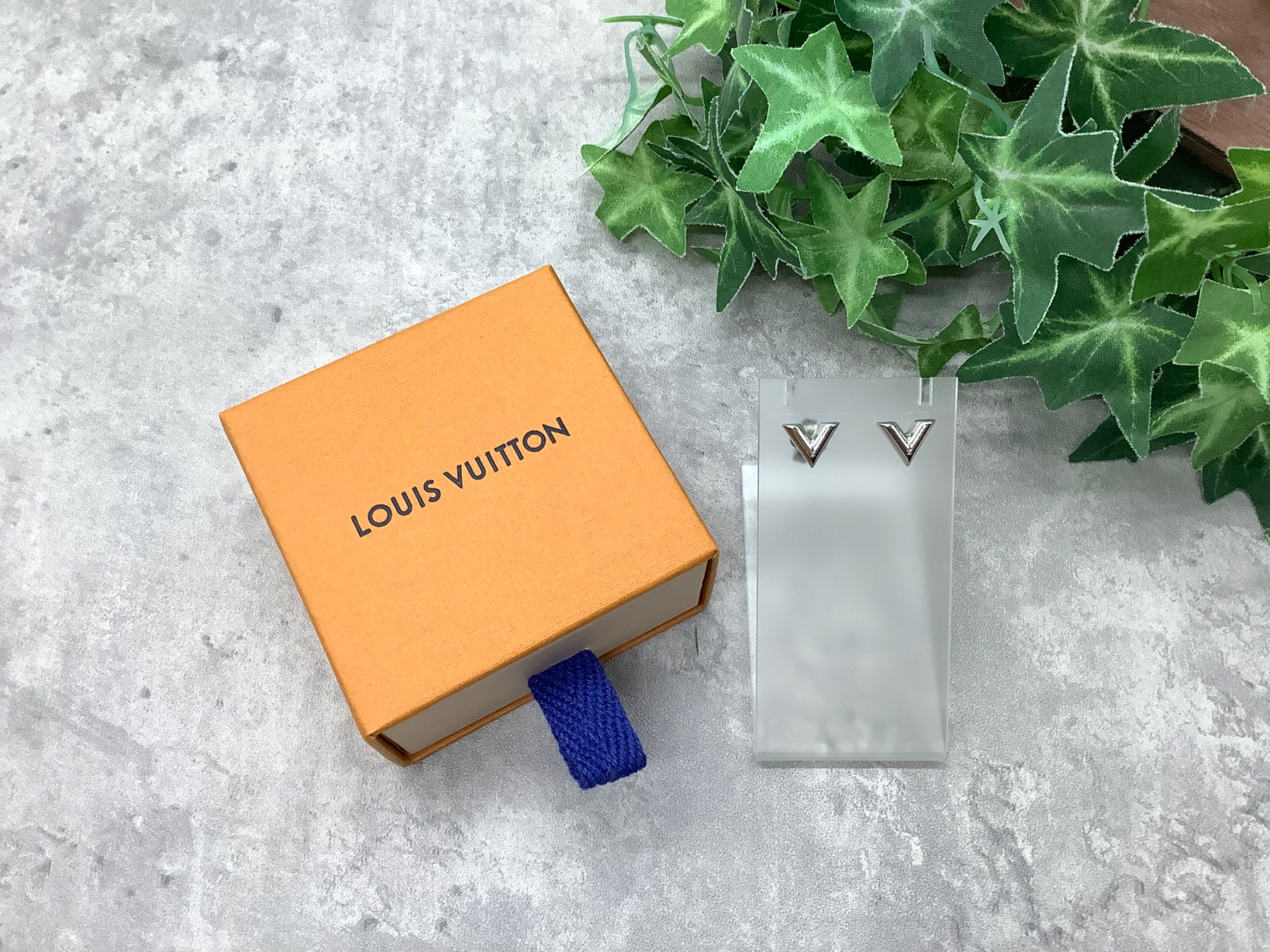 LOUIS VUITTON (ルイ ヴィトン)ピアス エセンシャルVを入荷しました