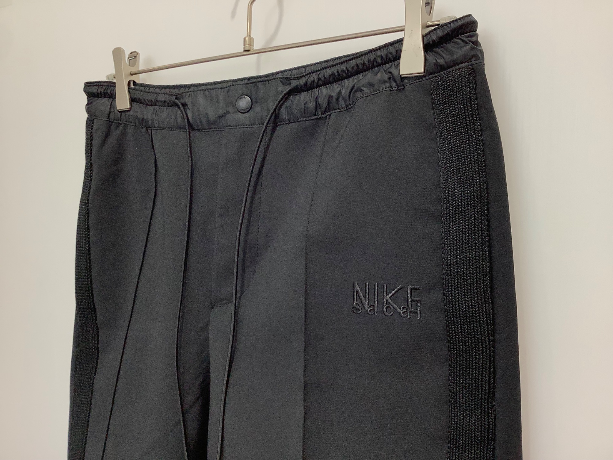 お値下げ！sacai トラックパンツ NIKE × sacai / ナイキ × サカイ】2024AW ロゴ刺繍 トラックパンツ