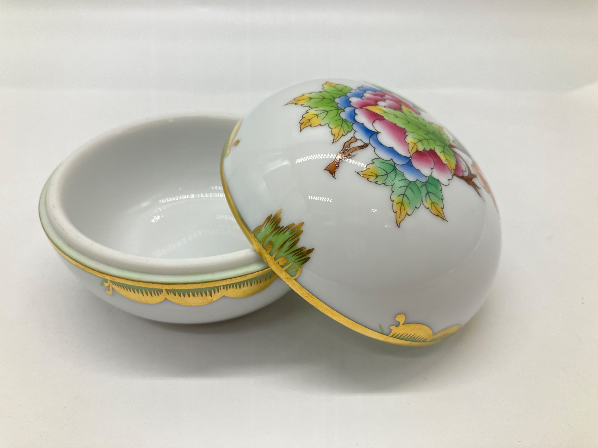 ヘレンド ヴィクトリアブーケ ボンボニエール 小物入れ 蝶のツマミ Herend / ヘレンド】ヴィクトリアブーケ ボンボニエール｜優雅なティー