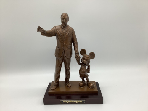 フィギュアの銅像