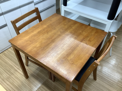 生活家具のテーブル