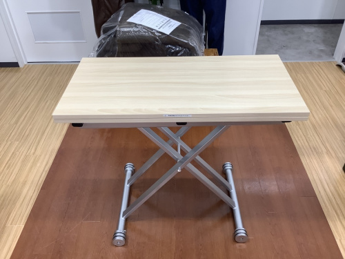生活家具のテーブル