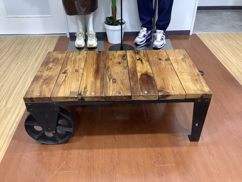 生活家具のテーブル