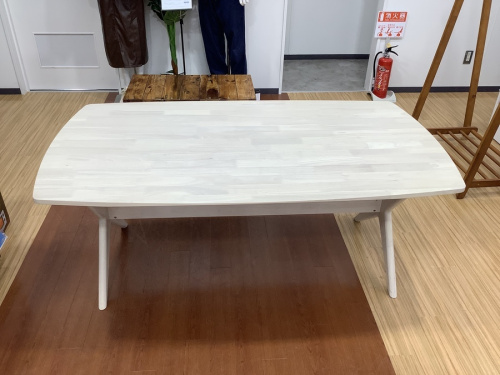 生活家具のテーブル