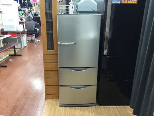 キッチン家電の3ドア冷蔵庫