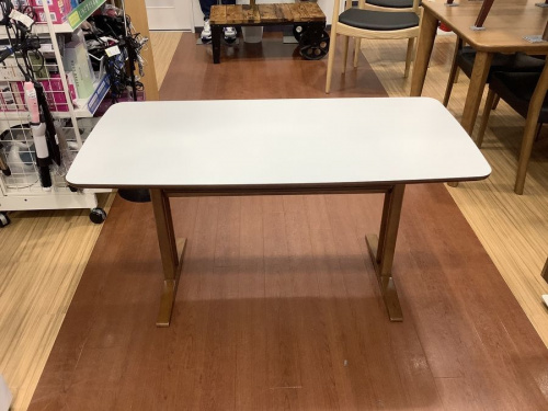 生活家具のテーブル