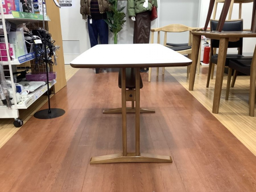 カフェテーブルのカリモク60+
