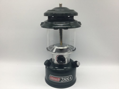 アウトドアのガソリンランタン