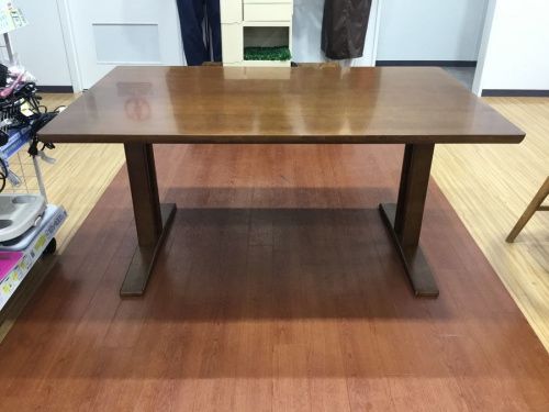 生活家具のテーブル