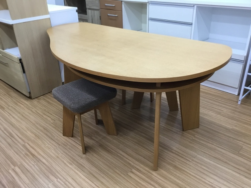 生活家具のテーブル